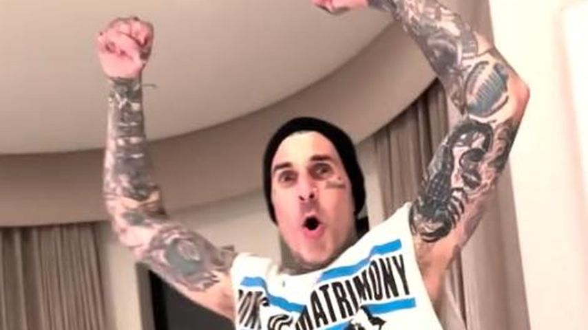 Lustiger Clip: Travis Barker wirft Windeln durch den Raum