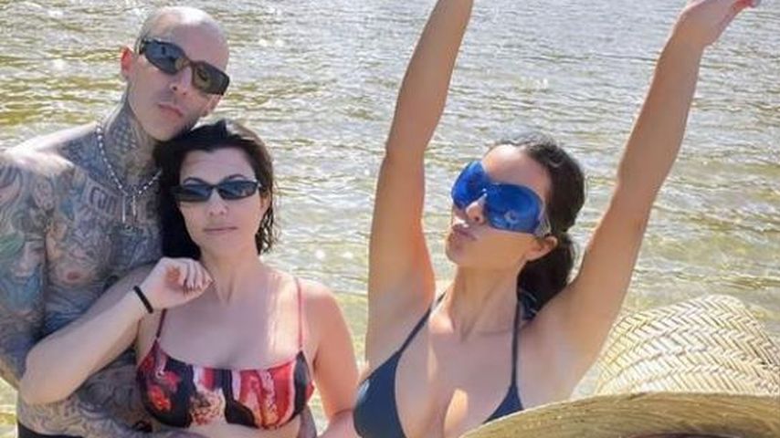 Travis Barker mit Kourtney und Kim Kardashian mit einer Freundin