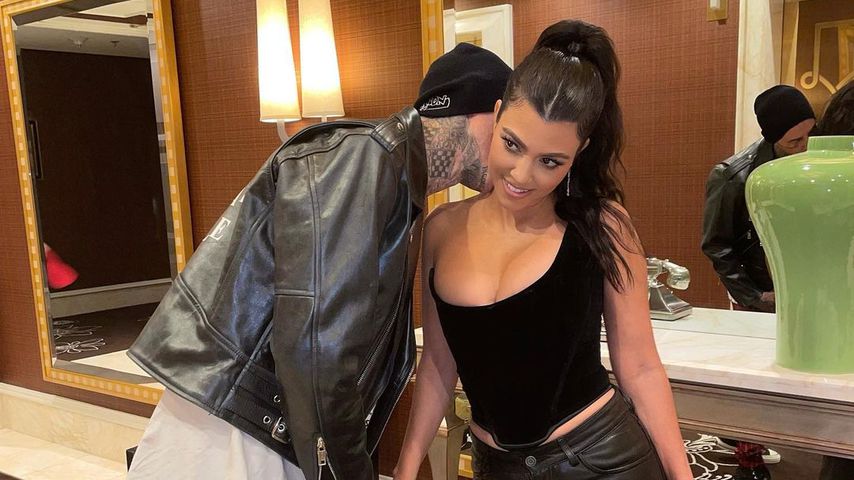 Süße Turtelfotos: Travis Barker küsst Kourtney K. auf Hals