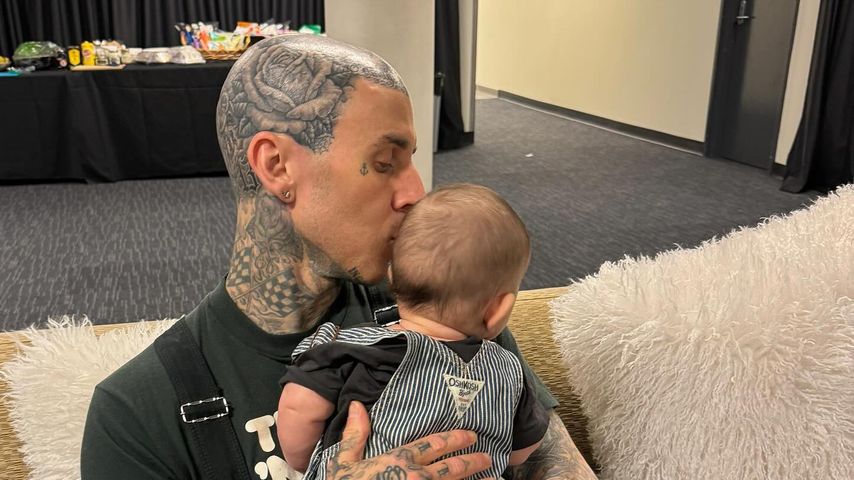 Travis Barker schwärmt vom einjährigen Vaterglück mit Rocky