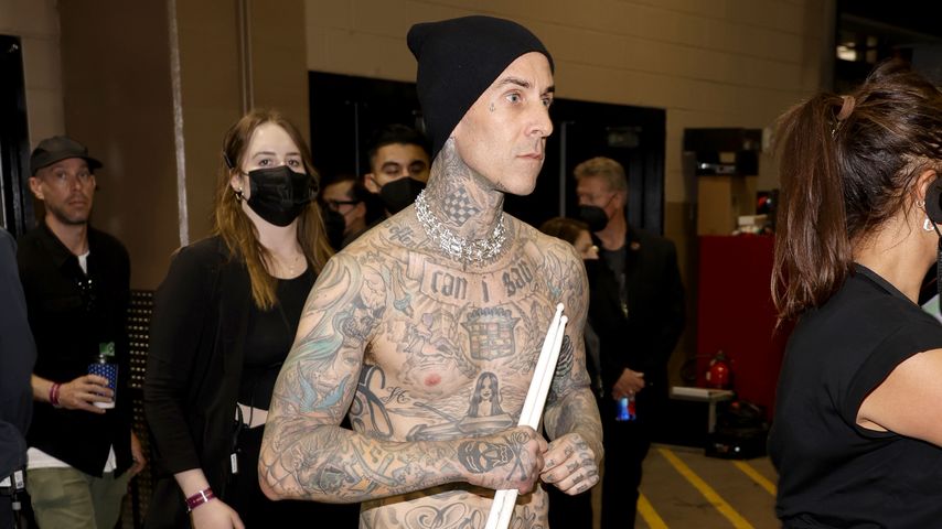 Nach Indizien zur Geburt: Travis Barker erstmals gesichtet!