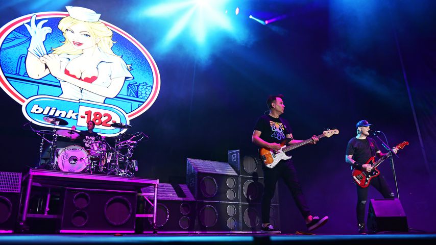 Travis Barker, Mark Hoppus und Matt Skiba bei einem Konzert