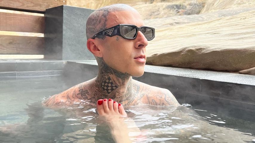 Travis Barker mit Kourtney Kardashians Fuß
