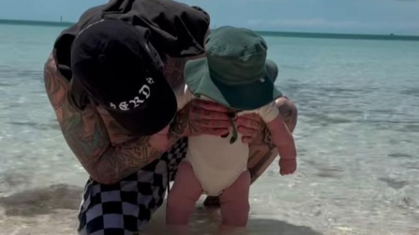 Travis Barker mit seinem Sohn Rocky im Mai 2024