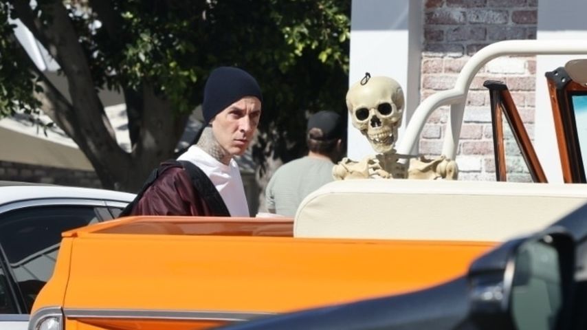 Gruselig! Travis Barker fährt ein Skelett durch die Gegend