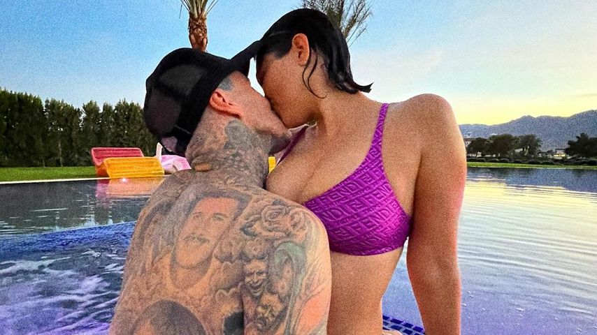 Travis Barker mit seiner Verlobten Kourtney Kardashian im Dezember 2021
