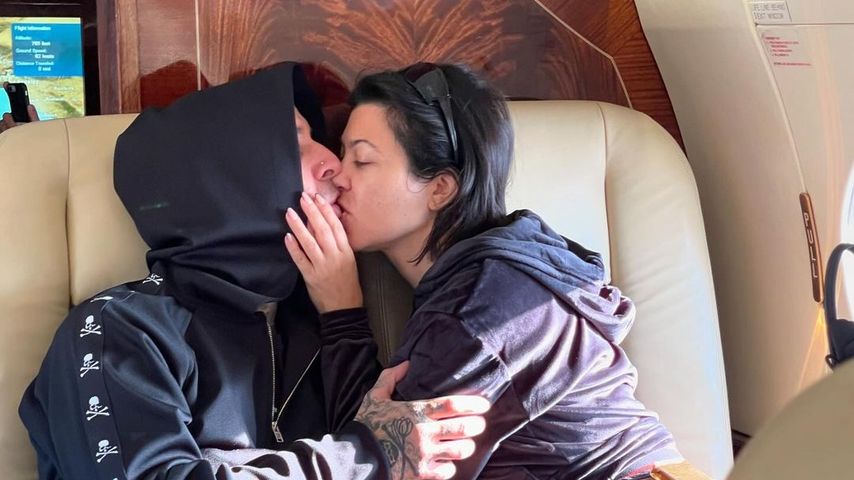 Travis Barker und Kourtney Kardashian im Privatjet