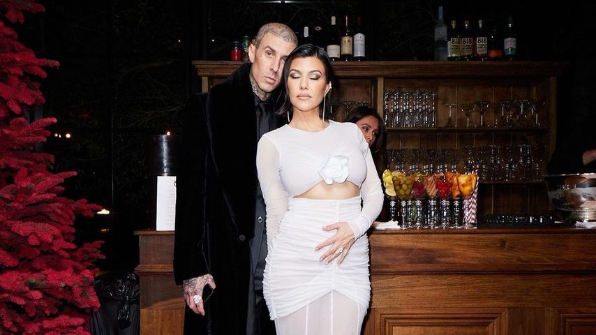 Mit offener Hose: Kourtney Kardashian zeigt ihren Babybauch