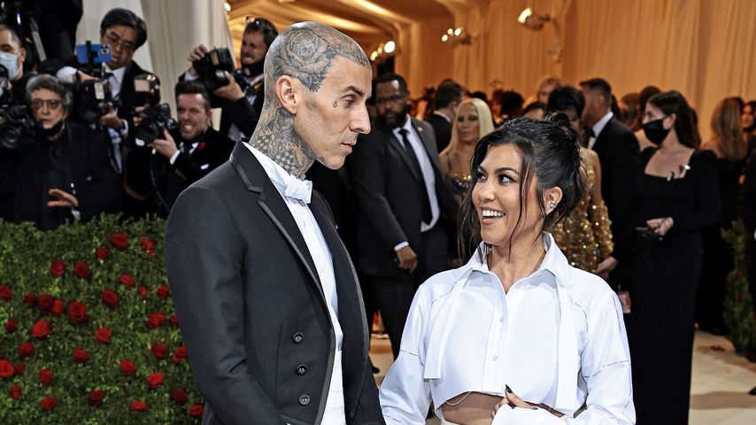 Baby-Gerüchte verhärten sich: Travis Barker wieder in Klinik
