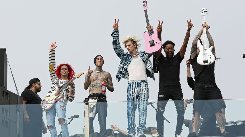 Machine Gun Kelly spielt Gig mit Megan Fox und Kourtney K.