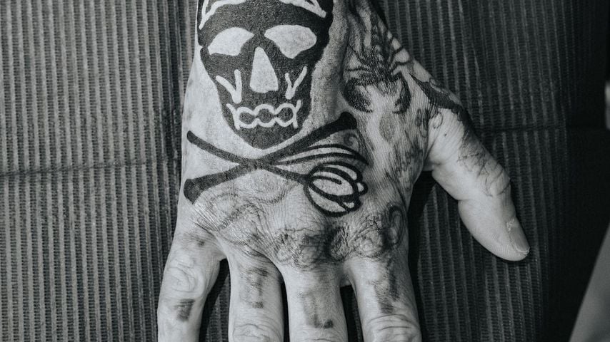 Travis Barker zeigt Tulpen-Tattoo auf seiner Hand