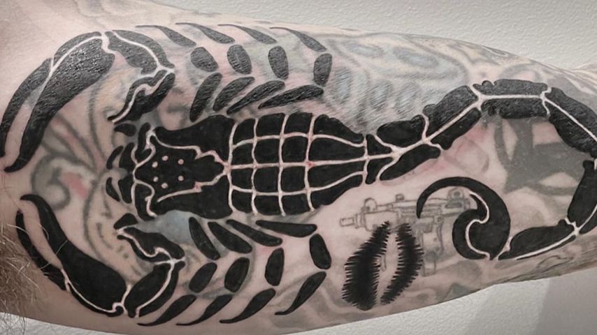 Travis Barkers Tattoo von Kourtney Kardashians Lippen