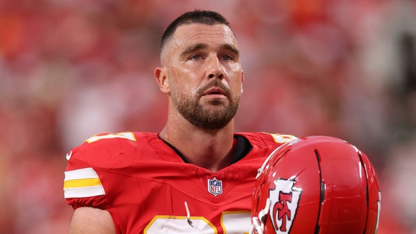 Travis Kelce wärmt sich vor dem Spiel der Kansas City Chiefs gegen die Indianapolis Colts im Arrowhead Stadium auf