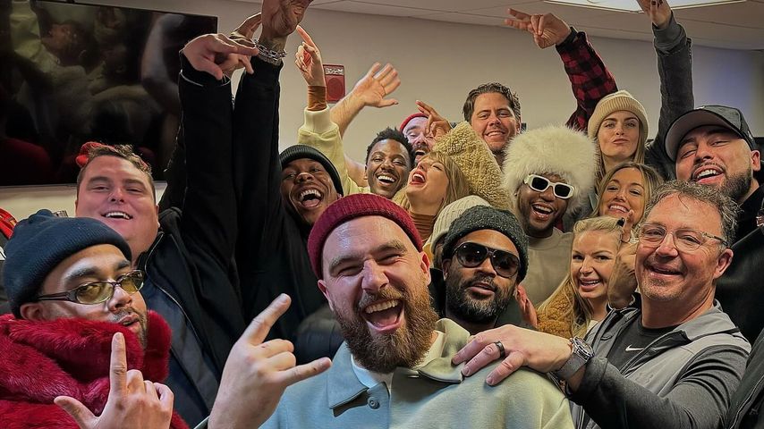 Travis Kelce und Taylor Swift am Feiern mit Freunden