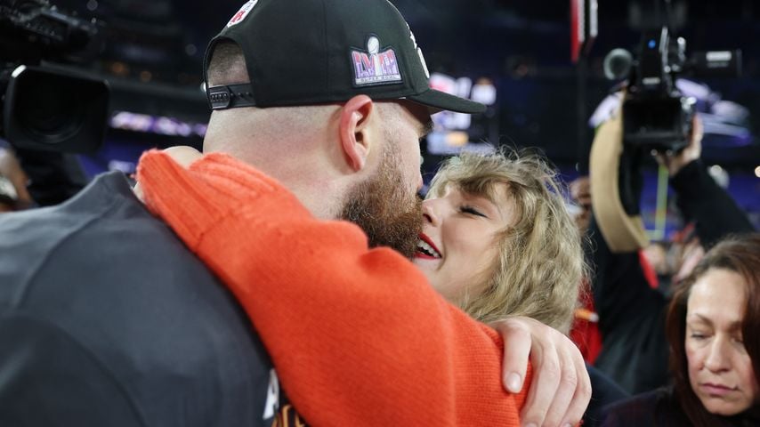 Travis Kelce feiert und Taylor Swift
