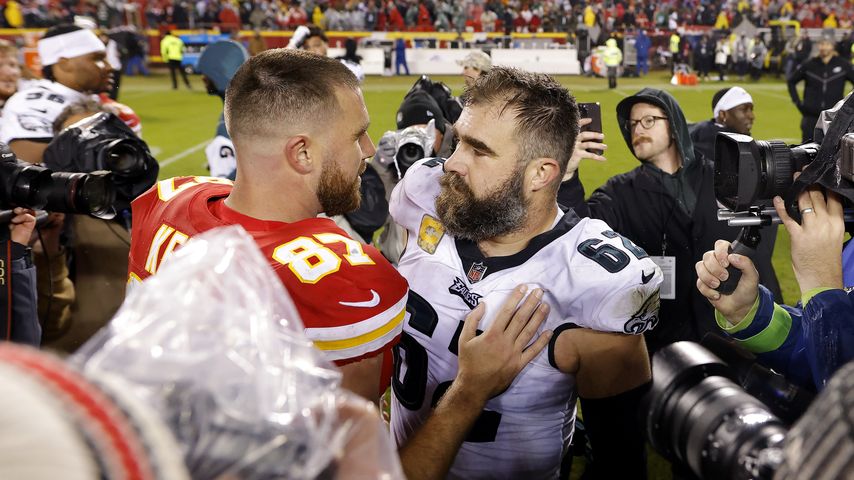 Travis Kelce mit seinem Bruder Jason nach ihrem Spiel, November 2023