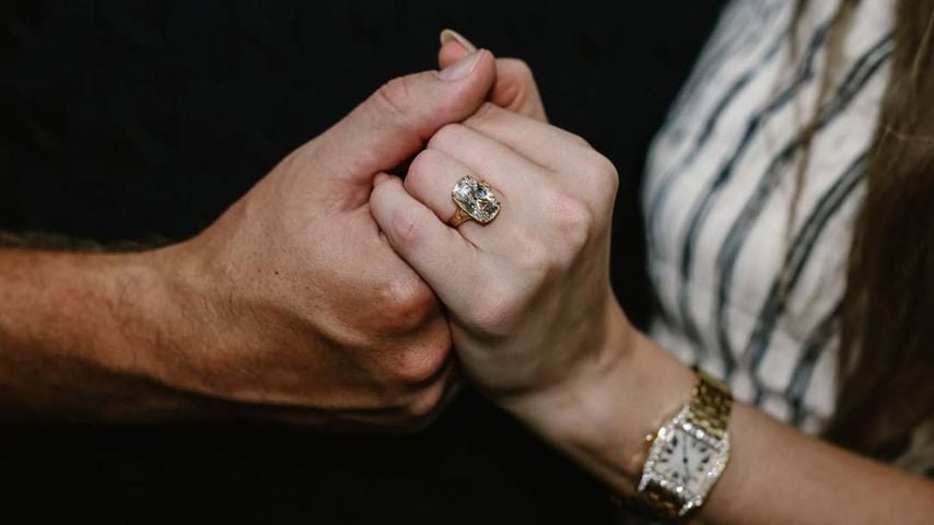 Travis hält um Taylors Hand an