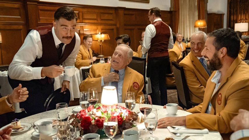 Szene aus "Happy Gilmore 2" mit Travis Kelce, Jack Nicklaus, Corey Pavin und Adam Sandler bei einem Dinner