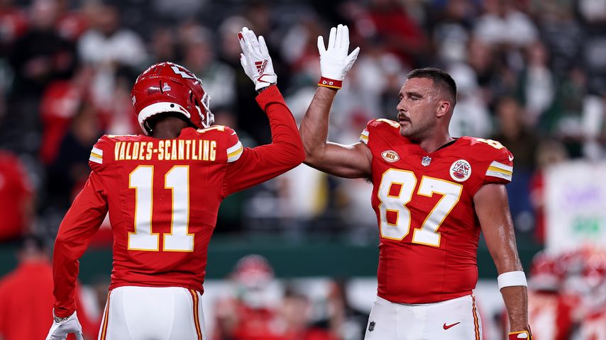 Travis Kelce mit Marquez Valdes-Scantling im Oktober 2023