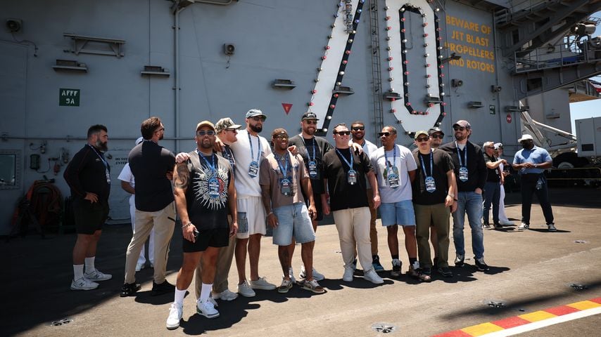 Travis Kelce mit Freunden auf dem Deck der USS Carl Vinson vor dem NASCAR-Rennen in San Diego, 21. Juni 2026
