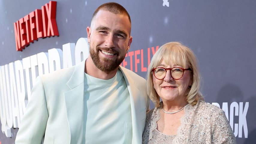 Travis Kelce mit seiner Mutter Donna im Juli 2023