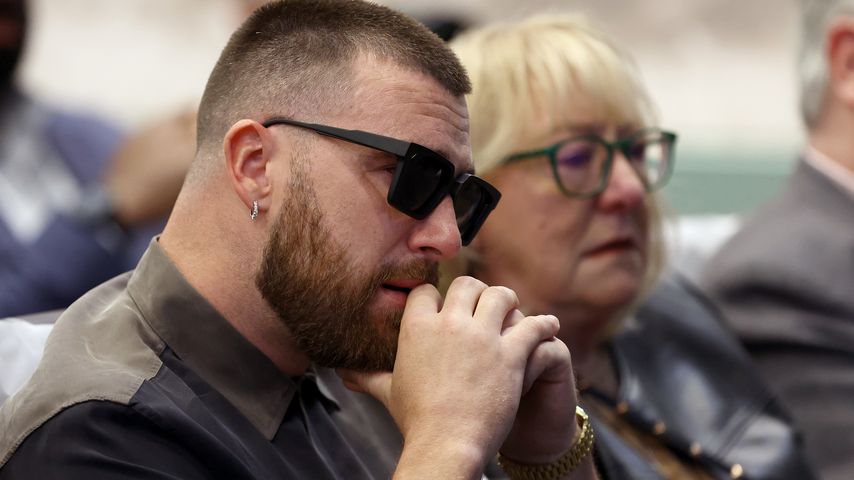 Travis Kelce bei der Pressekonferenz seines Bruders