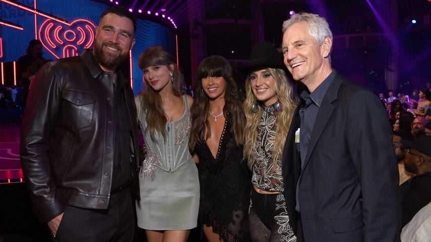 Travis Kelce, Taylor Swift, Ella Langley, Lainey Wilson und John Sykes bei den iHeartRadio Music Awards 2026 im Dolby Theatre