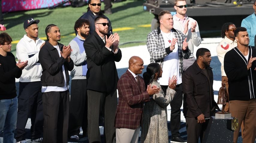 Travis Kelce besucht den Super Bowl LX im Levi’s Stadium in Santa Clara