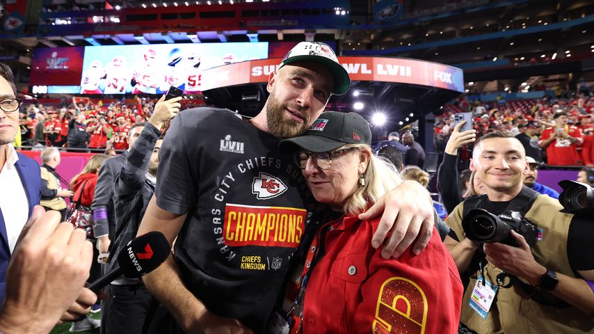 Travis Kelce mit seiner Mutter Donna im Februar 2023