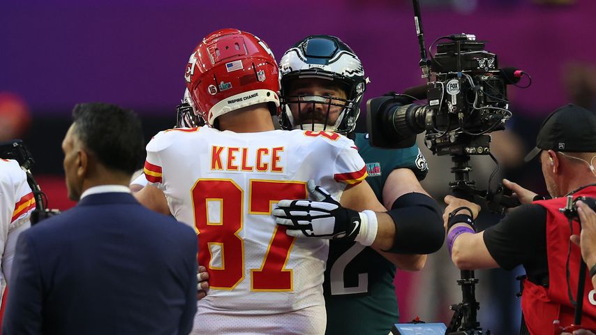 Travis Kelce mit seinem Bruder Jason vorm Super Bowl, Februar 2023