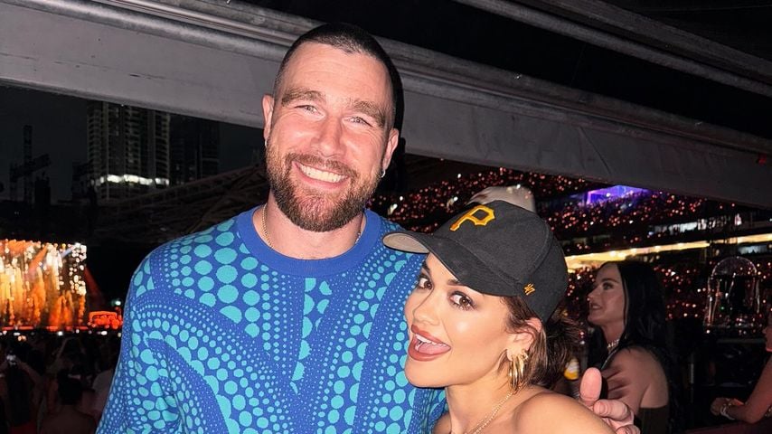 Travis Kelce und Rita Ora im Februar 2024 auf Taylor Swifts Konzert