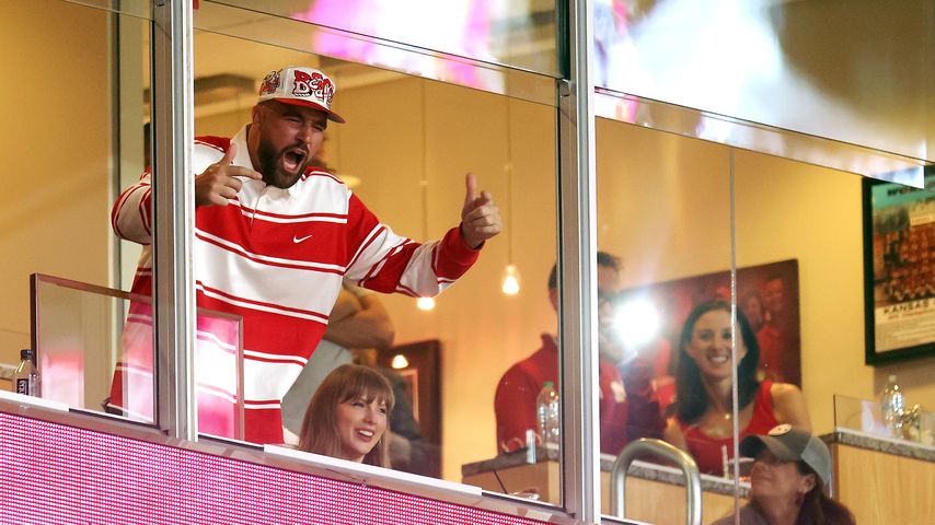 Footballstar Travis Kelce und Sängerin Taylor Swift schauen ein Spiel, August 2025 in Kansas City.