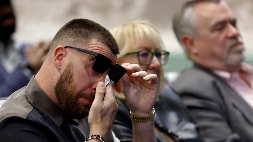 Travis Kelce bei einer Pressekonferenz