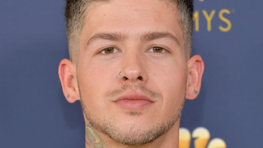 Travis Mills, Sänger
