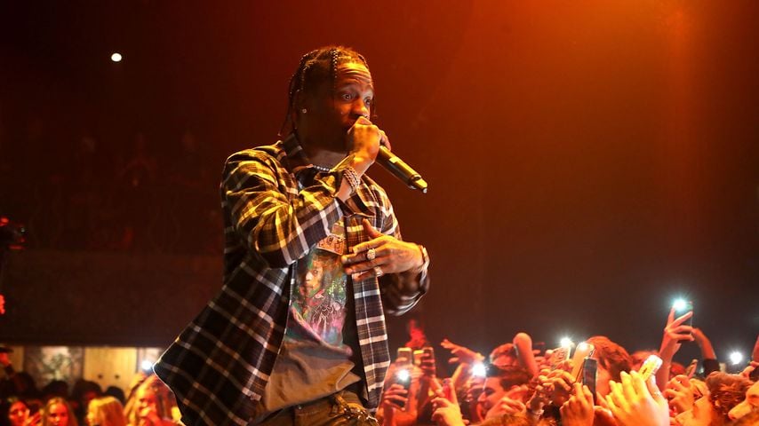 Bei Konzert vom Balkon geschubst: Fan verklagt Travis Scott!