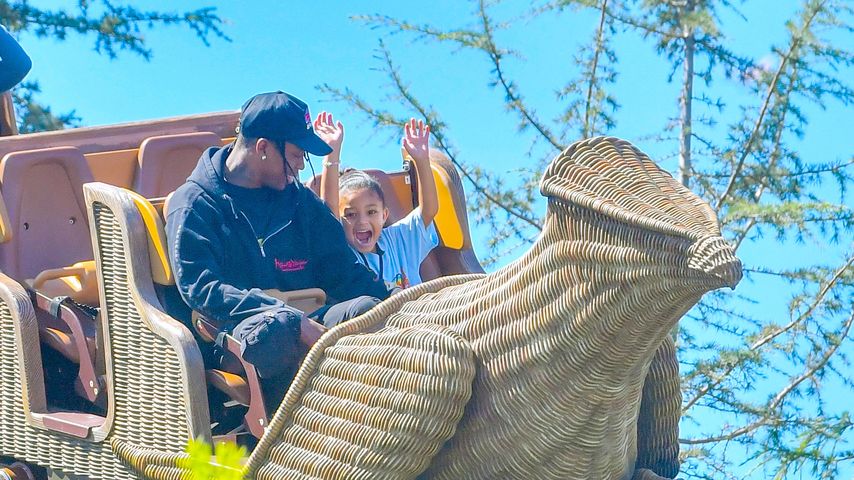 Schöne Papa-Momente: Travis Scott mit Stormi im Freizeitpark