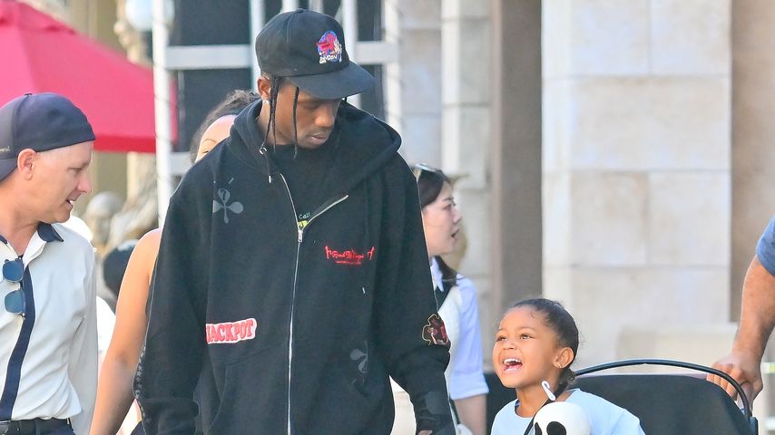 Travis Scott und seine Tochter Stormi im Oktober 2022
