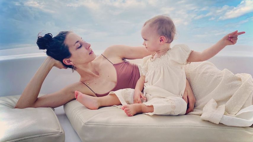 Troian Bellisario mit ihrer Tochter Aurora, Mai 2020