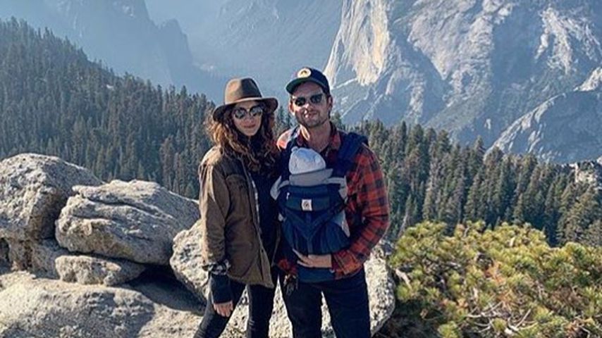Die Schauspieler Troian Bellisario und Patrick J. Adams mit ihrer Tochter Aurora