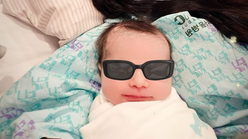 Rozonda Thomas' Sohn Tron Austin mit seiner Ehefrau und Tochter