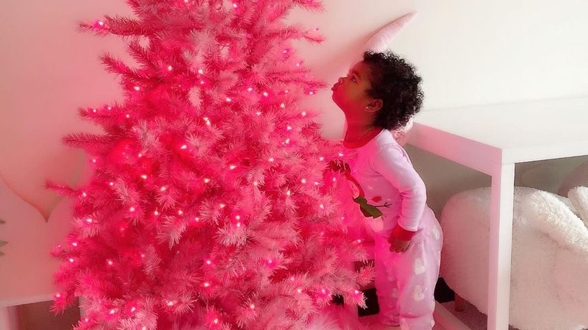 Khloe Kardashians True hat eigenen pinken Weihnachtsbaum!
