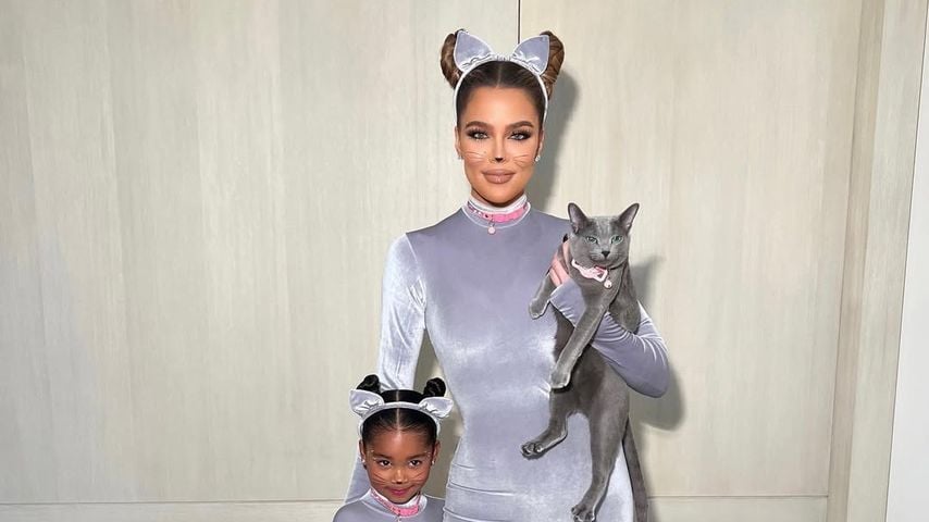 True, Khloé und Grey Kitty posieren für ein Bild im November 2022
