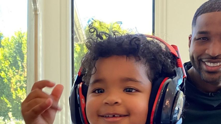True Thompson mit ihrem Papa Tristan