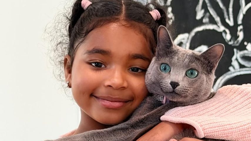 True Thompson mit ihrer Katze "Grey Kitty"