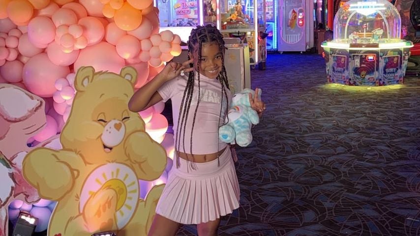 True Thompson feiert ihren 8. Geburtstag in einem Indoor-Abenteuerpark