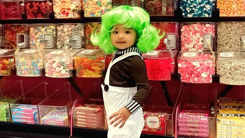 Khloes Tochter True als süßer Oompa Loompa im Candyshop
