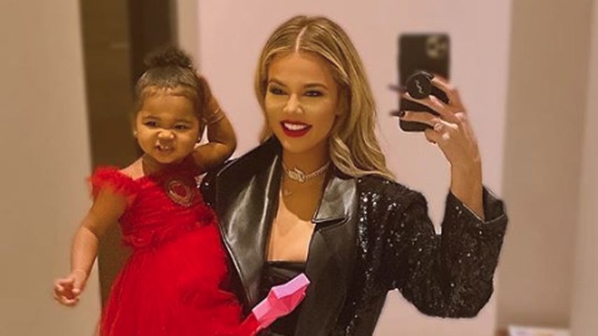 Im roten Dress: Khloé und True total in Weihnachtsstimmung!