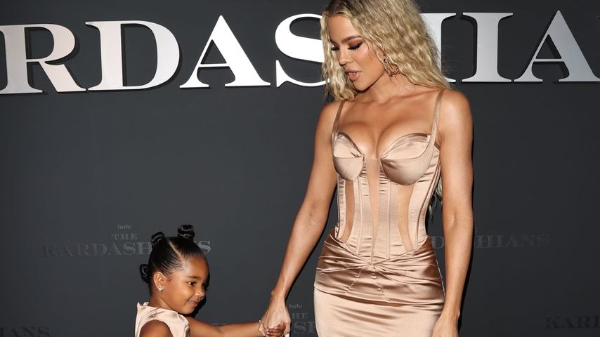 Khloé Kardashian und ihre Tochter True bei einer Premiere, April 2022