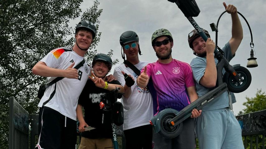 Trymacs (r.) und seine Kumpel bei ihrer E-Scooter-Tour, Juni 2024