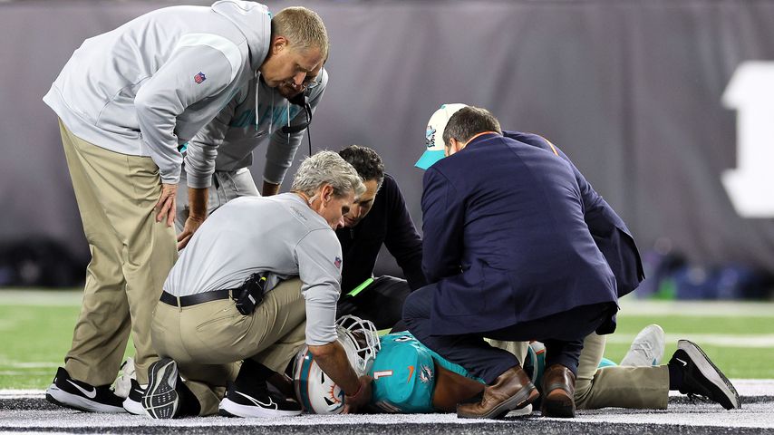 Tua Tagovailoa liegt am Boden